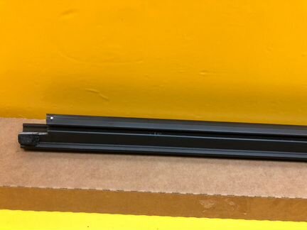 Уплотнитель стекла передний левый Nissan Murano