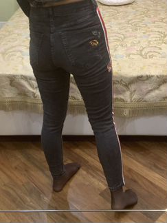 Джинсы с лампасами и вышивкой