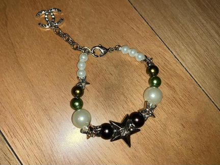 Серебряный браслет Chanel с логот и жемчугом