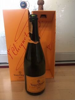 Бутылка из-под шампанского Veuve Clicquot с коробк