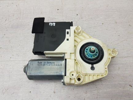 Моторчик стеклоподъемника передний правый Vw