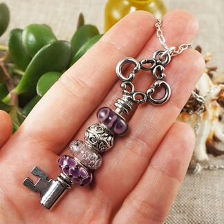 Подвеска Ключ Пурпур с шармами лэмпворк