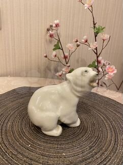 Статуэтка белый медведь