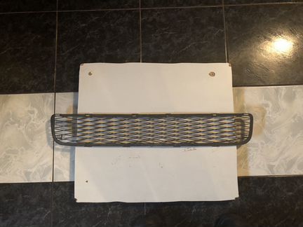 Решетка переднего бампера нижняя Ярис
